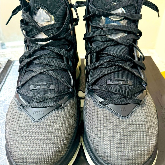 Lebron XIX (19) - Picture 2 of 6